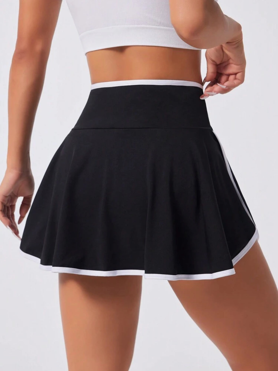 short-Pollera negra con lineas blancas