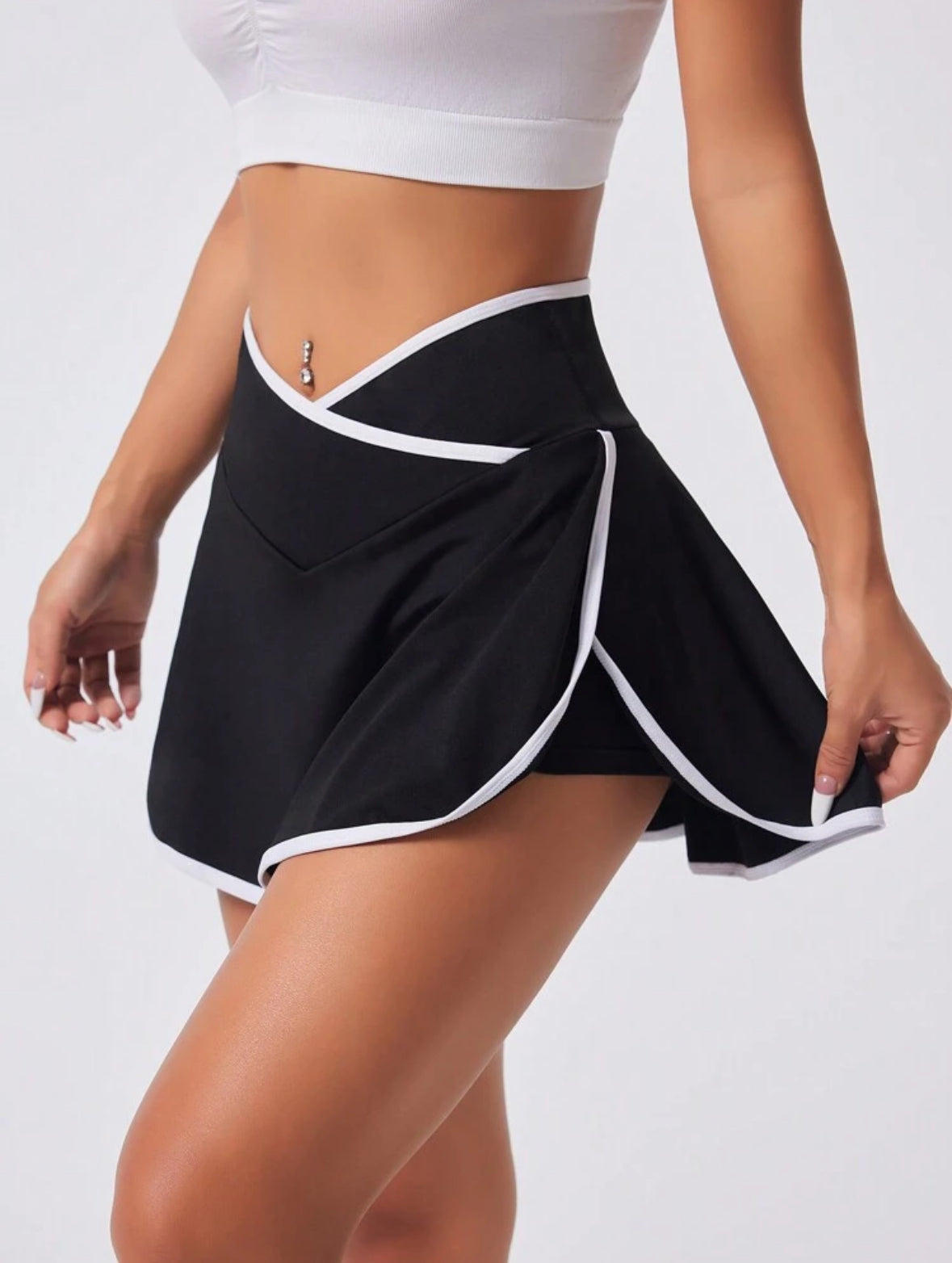 short-Pollera negra con lineas blancas