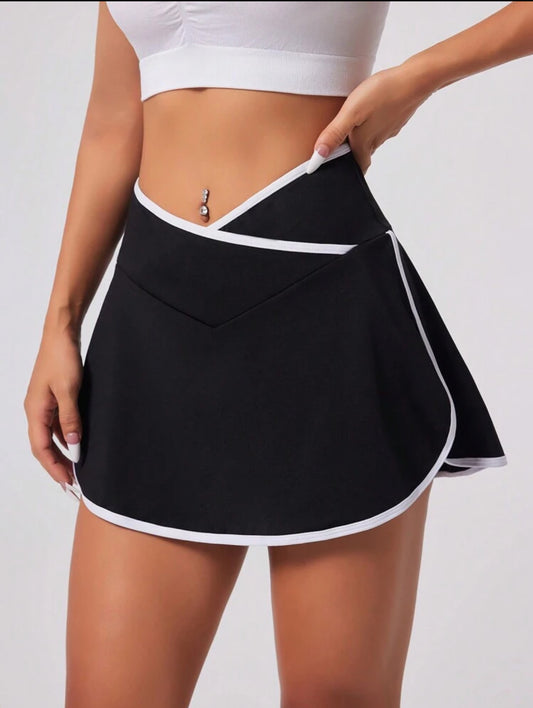 short-Pollera negra con lineas blancas